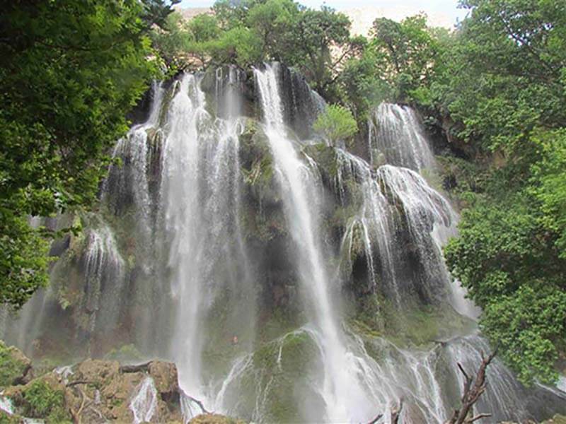 آبشار زرد لیمه یا بوینه در استان چهار محال و بختیاری
